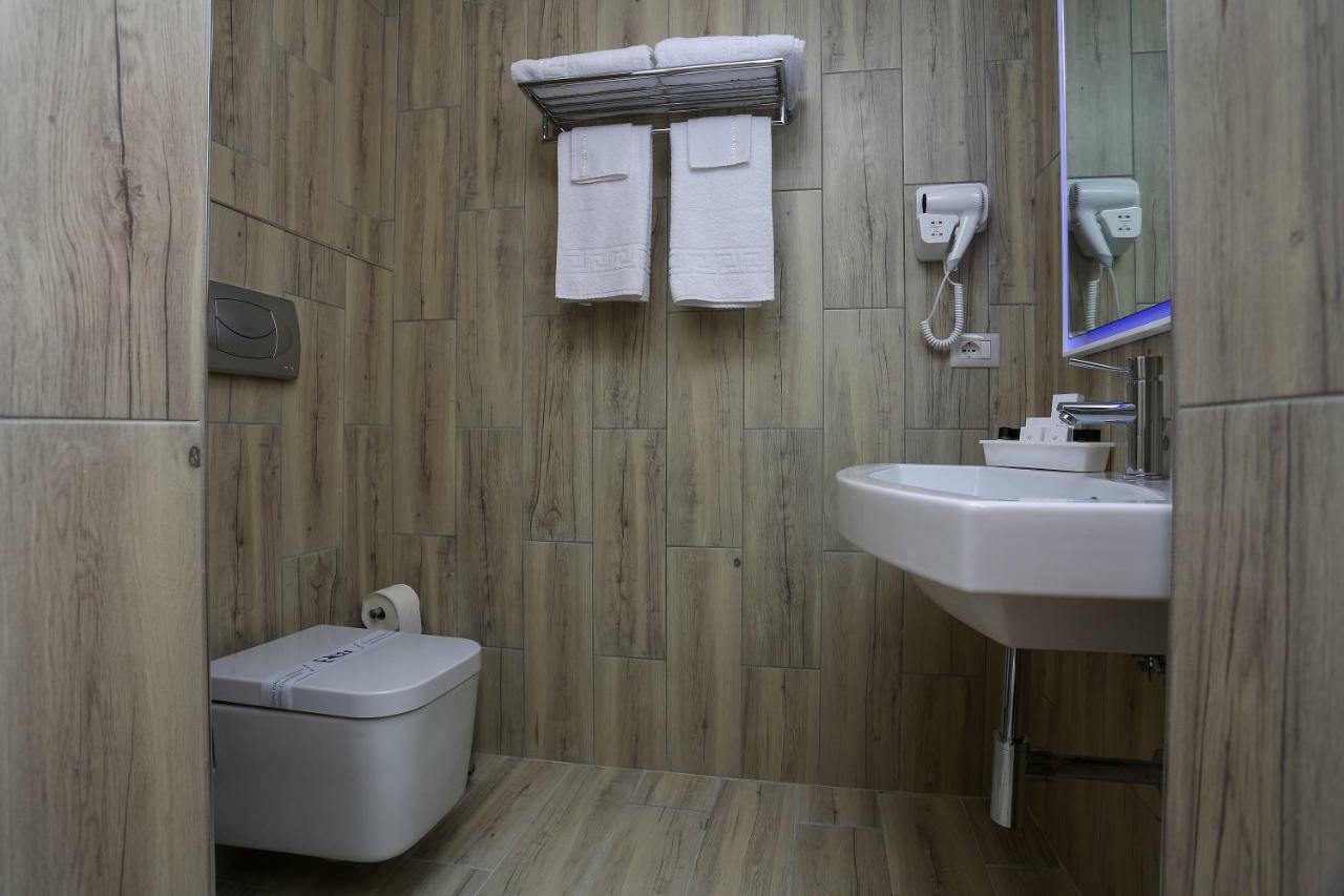 Emerald Boutique Hotel Тирана Экстерьер фото