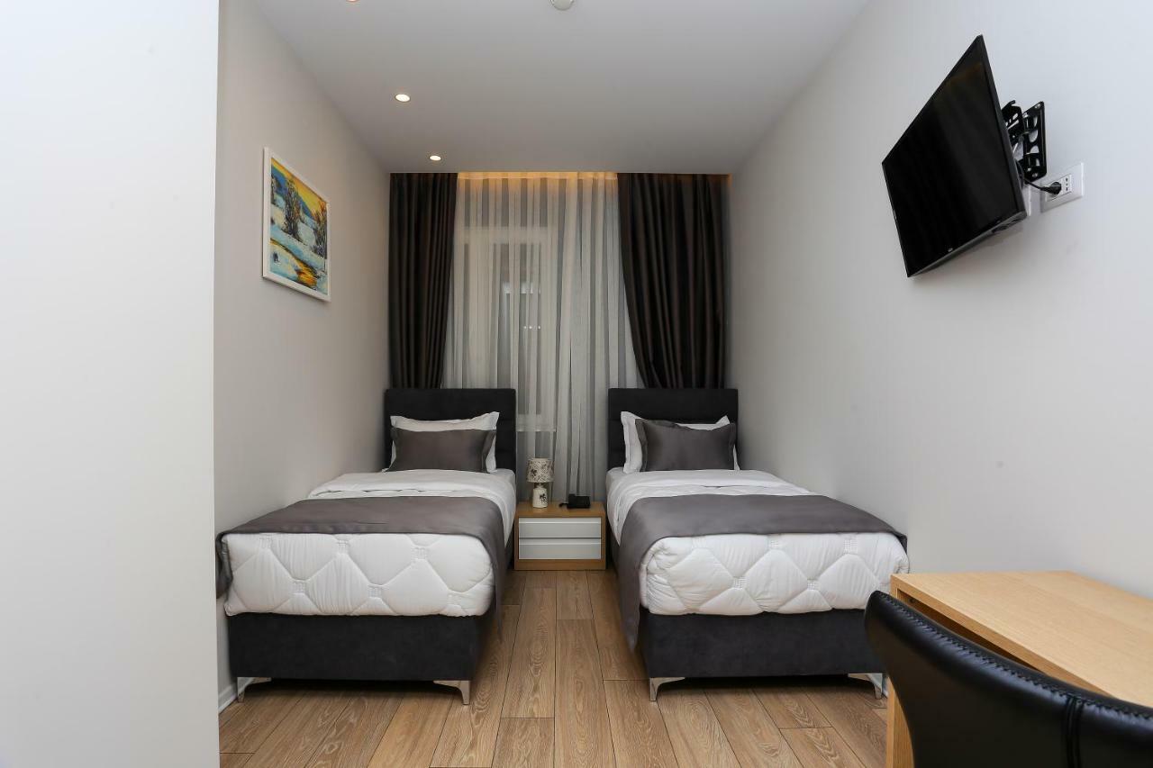 Emerald Boutique Hotel Тирана Экстерьер фото
