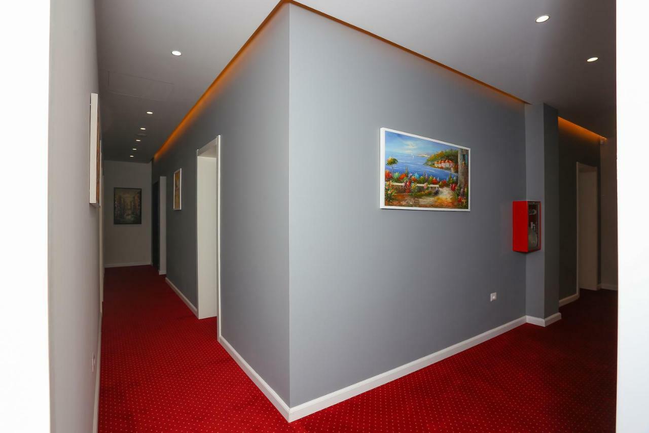 Emerald Boutique Hotel Тирана Экстерьер фото